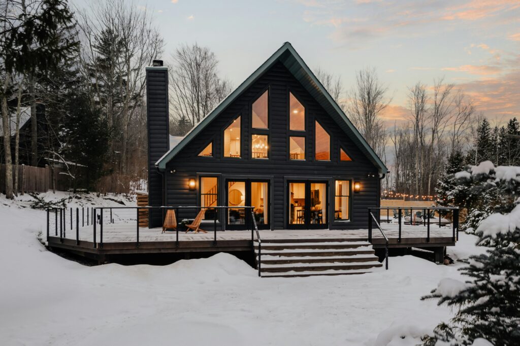 Winter-snowy-luxury-cabin-retreat